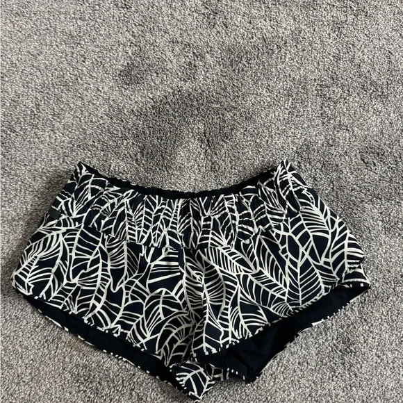 Women's Lululemon Shanti Surf Shorts Irreversible - Black/Patterned - Size 0 - Picture 1 of 5